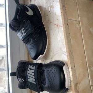 Boys Nike Team Hustle 08 sneakers Size 9